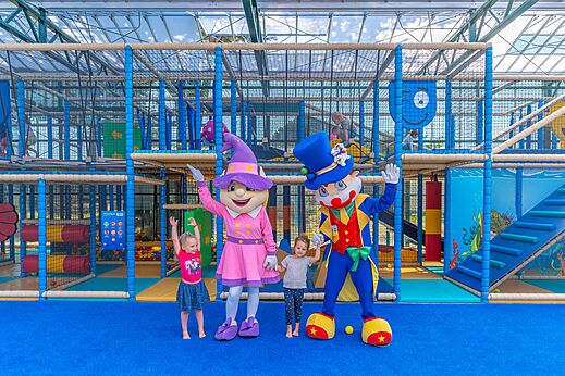 Gran �rea de juegos interior con mascotas y ni�os en el camping CAPFUN Madrague en PORNIC (44)