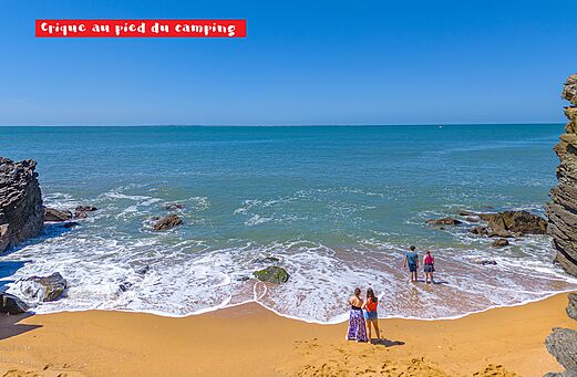 Cala rocosa y playa de arena en el camping CAPFUN Madrague PORNIC (44).