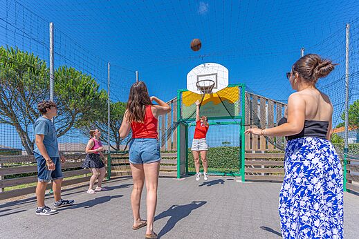 J�venes jugando baloncesto en la cancha multideportiva del camping CAPFUN Madrague en PORNIC (44).