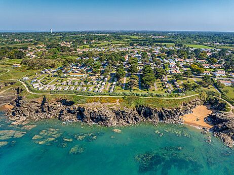 Vista aérea del camping con Mobil-homes, parcelas y playa en el camping CAPFUN Madrague en PORNIC (44).