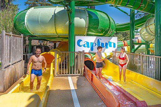 Toboganes acuáticos gigantes y piscina exterior en el camping CAPFUN Madrague en PORNIC (44).