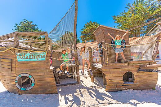 Zona de juegos barco pirata con ni�os en el camping CAPFUN Madrague en PORNIC (44).