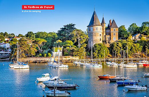 Castillo de Pornic y puerto con barcos, lugar para visitar cerca de Pornic (44).