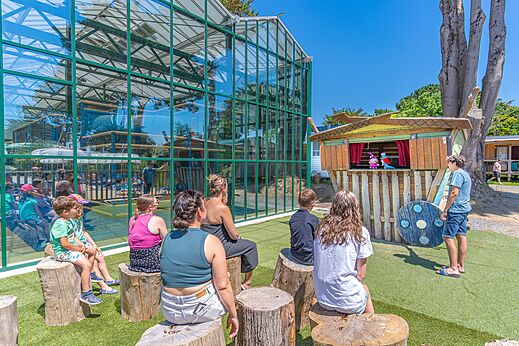 Espect�culo de marionetas y �rea de juegos cubierta en el camping CAPFUN Madrague en PORNIC.