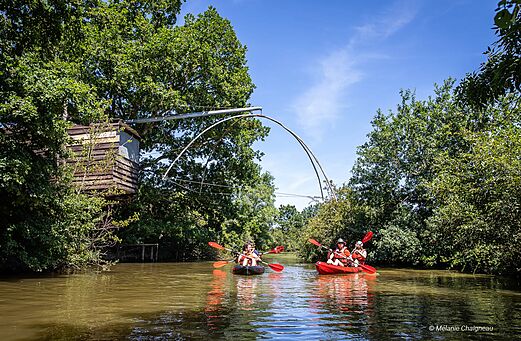 Kayak en el r�o rodeado de �rboles en el camping CAPFUN Madrague en PORNIC (44).