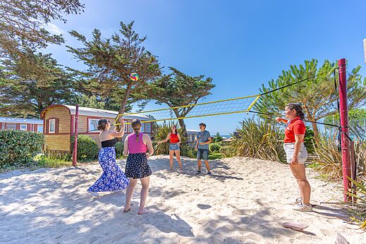 Campo de voleibol playa con jugadores en el camping CAPFUN Madrague en PORNIC (44).