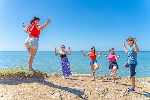 Grupo de j�venes practicando yoga junto al mar en el camping CAPFUN Madrague en PORNIC (44).