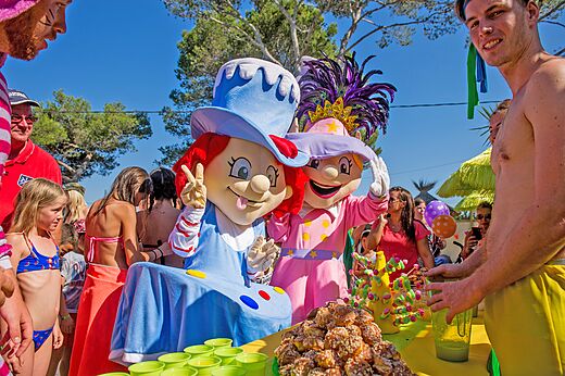 Mascotas Capfun y ni�os disfrutando de una animaci�n festiva en el camping CAPFUN Madrague en PORNIC (44).