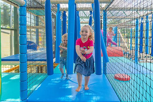 Ni�os en estructura de juegos interior en el camping CAPFUN Madrague en PORNIC (44).