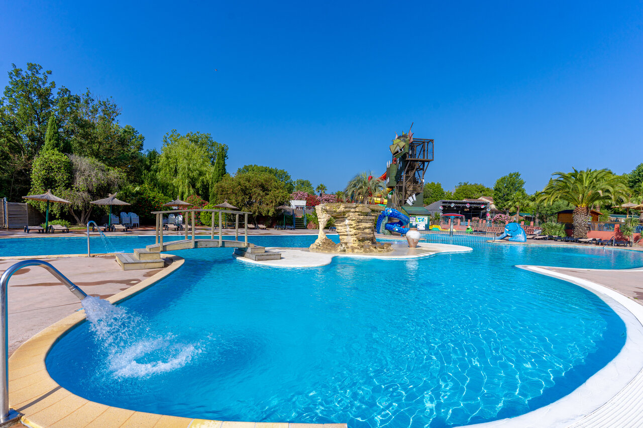Piscina exterior, tobog�n acu�tico en camping CAPFUN Mael, ARGELES SUR MER (66).