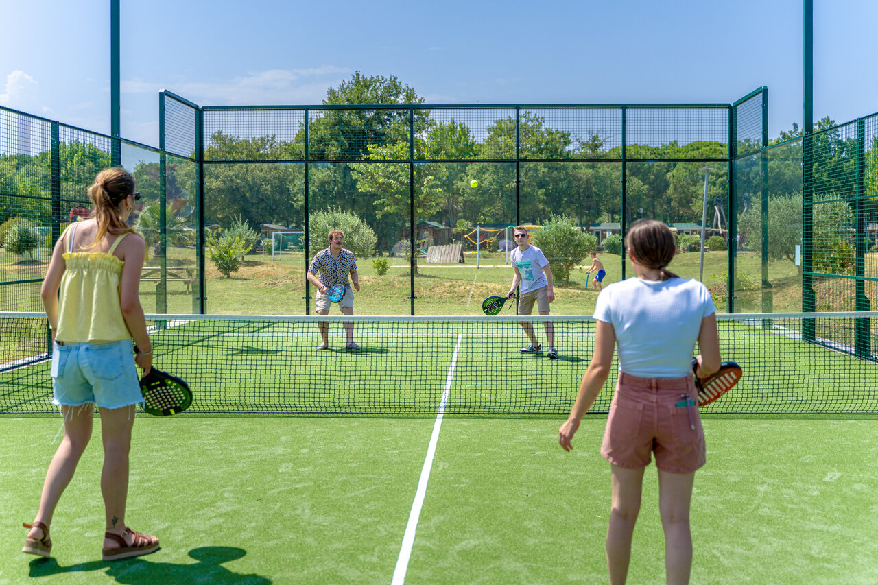 Jugadores de p�del en una cancha deportiva en el camping CAPFUN Mael en ARGELES SUR MER (66).