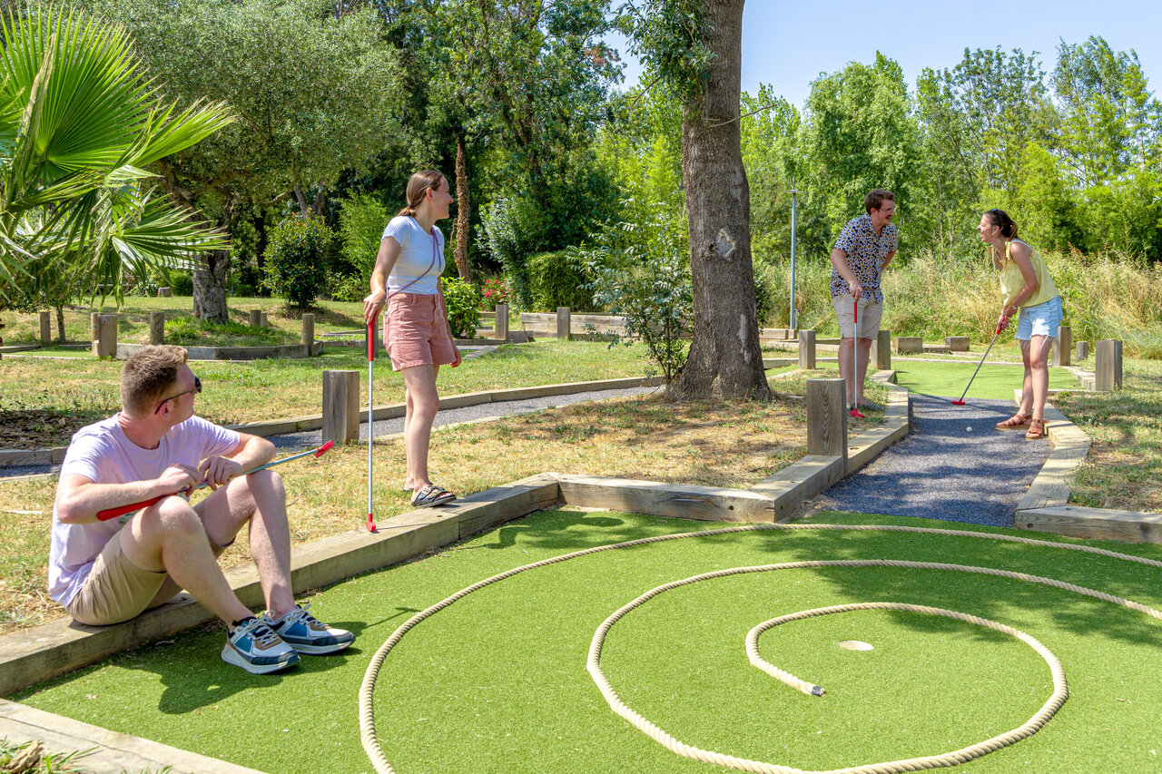 Familia jugando minigolf en el camping CAPFUN Mael en ARGELES SUR MER (66).