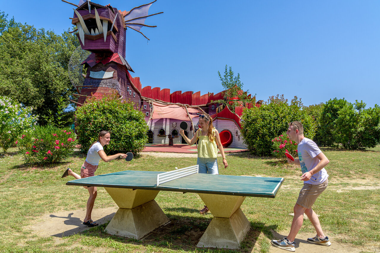 Juegos de ping-pong y estructura de drag�n en el camping CAPFUN Mael en ARGELES SUR MER (66).