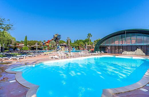 Piscina exterior y toboganes en el camping CAPFUN Mael en ARGELES SUR MER (66).
