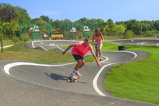 Pumptrack y campo multideporte en camping CAPFUN Mael, ARGELES SUR MER.