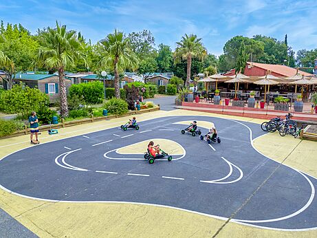 Pista de karts a pedales, bar, en el camping CAPFUN Mael en ARGELES SUR MER (66).