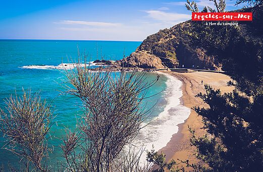 Playa de arena y cala rocosa en Argelès-sur-Mer, Pirineos Orientales.