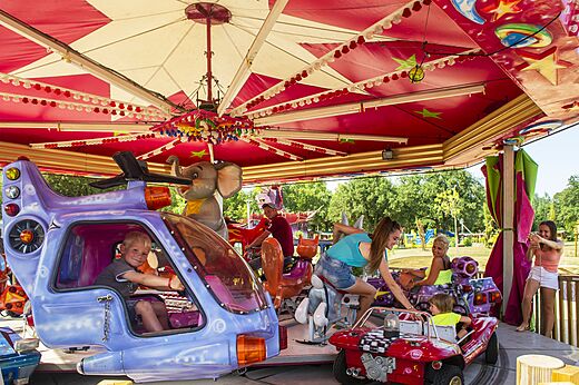 Tiovivo infantil con helicóptero y coche en el camping CAPFUN Mael en ARGELES SUR MER.