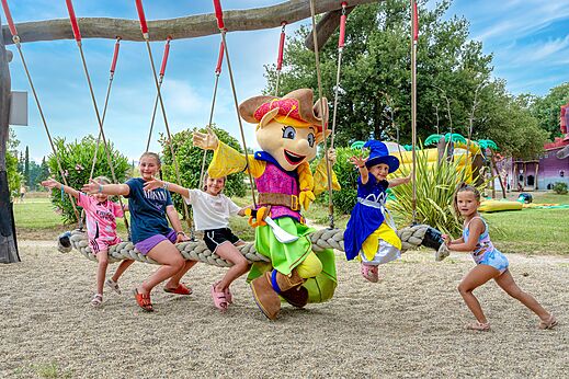 Columpio gigante, niños y mascota en el camping CAPFUN Mael en ARGELES SUR MER.