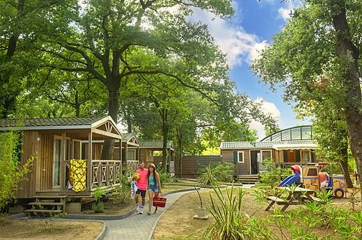 Mobil-homes de madera, zona de juegos, en el camping CAPFUN Mael (66).
