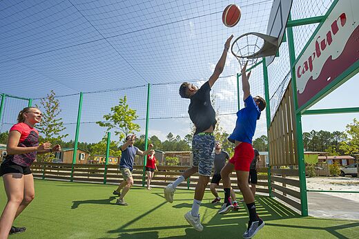 Campo multideportivo y baloncesto en CAPFUN Mael ARGELES SUR MER (66).