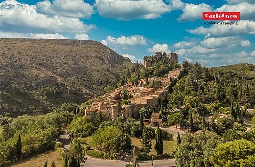 Pueblo medieval de Castelnou y su castillo, un lugar para visitar en los Pirineos Orientales.