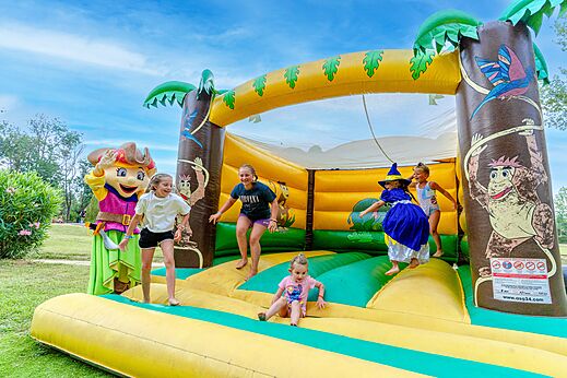 Gran estructura hinchable con ni�os y mascota en el camping CAPFUN Mael en ARGELES SUR MER (66).
