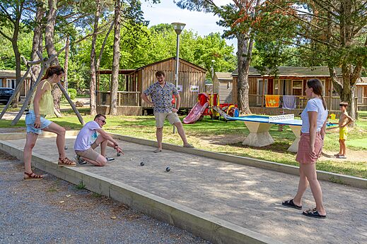 Petanca con jugadores en el camping CAPFUN Mael en ARGELES SUR MER (66).
