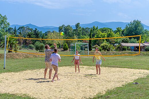 Campo de voleibol de playa con veraneantes en el camping CAPFUN Mael en ARGELES SUR MER.