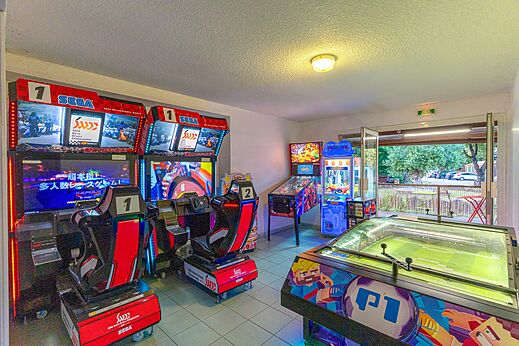 Máquinas recreativas, simuladores de carreras en el camping CAPFUN Mael en ARGELES SUR MER (66)