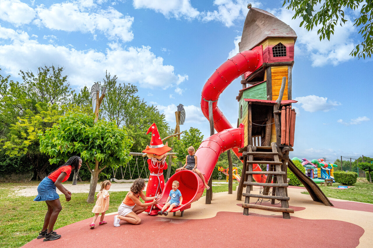 Tobog�n gigante y parque infantil con ni�os y mascota en el camping CAPFUN Malissonne en LA CADIERE D'AZUR (83).