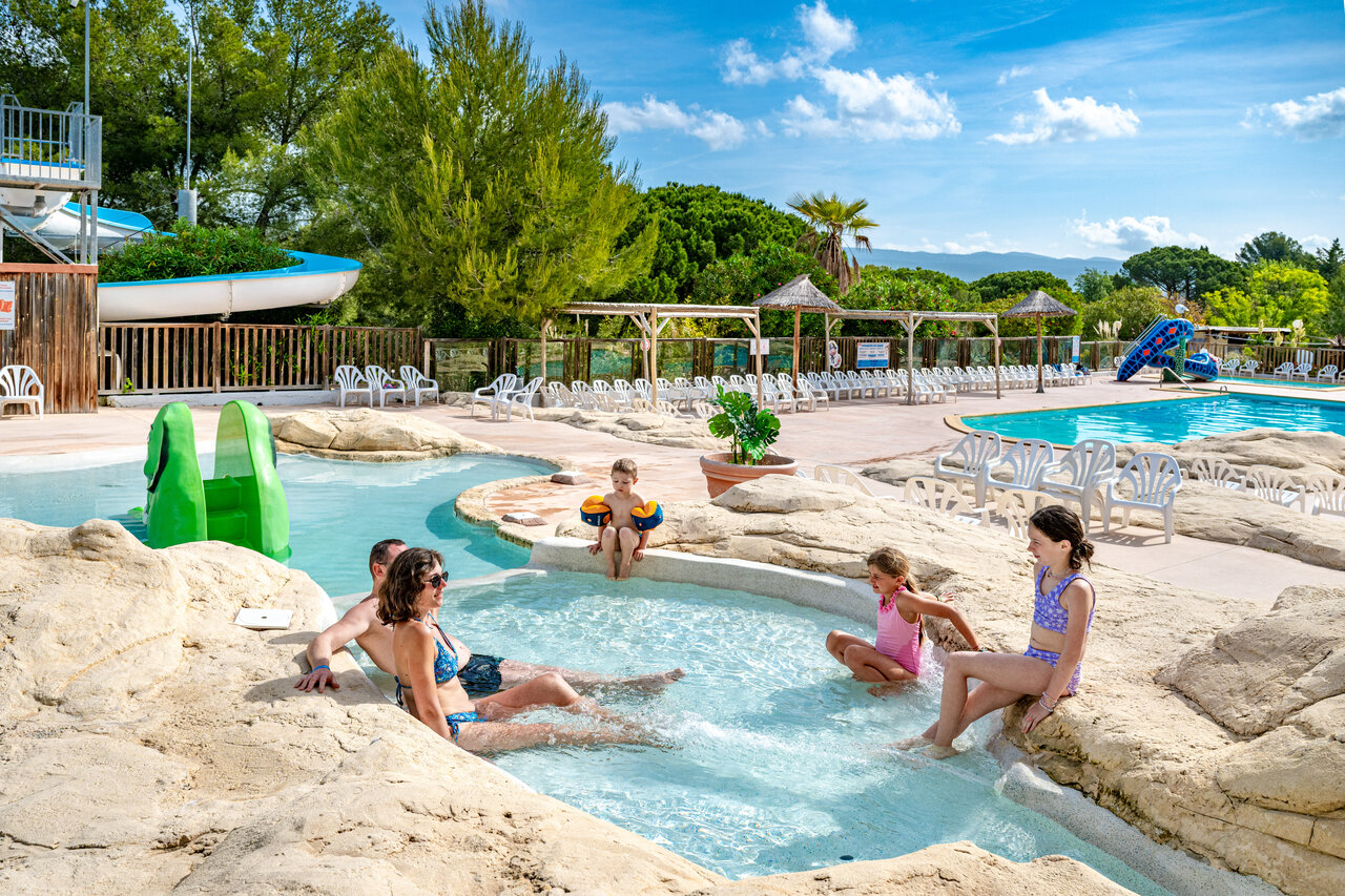Familia disfrutando de la piscina l�dica con tobog�n en el camping CAPFUN Malissonne en LA CADIERE D'AZUR (83).