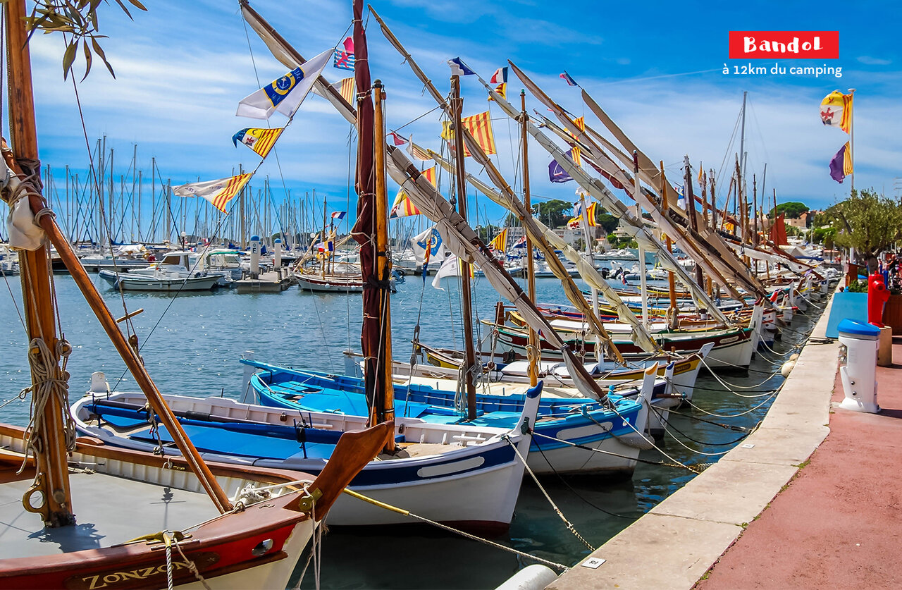Puerto de Bandol con barcos tradicionales y yates, una ciudad para visitar en el Var.