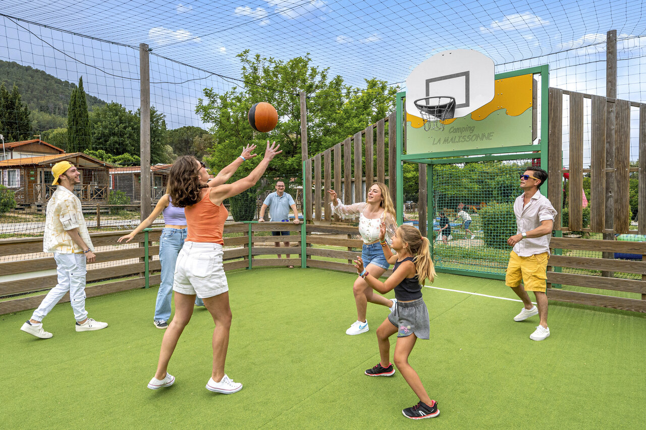 Cancha multideporte baloncesto en el camping CAPFUN Malissonne en LA CADIERE D'AZUR.