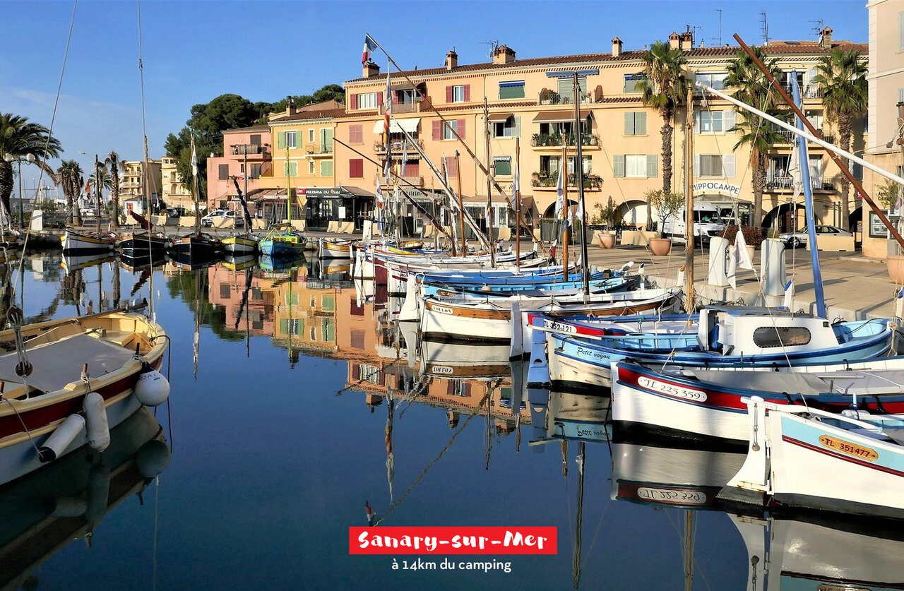 Puerto de Sanary-sur-Mer con barcos tradicionales y fachadas coloridas, para visitar.
