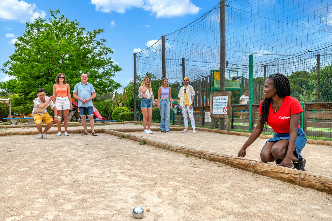 Jugadores de petanca en una cancha dedicada en el camping CAPFUN Malissonne en LA CADIERE D'AZUR.
