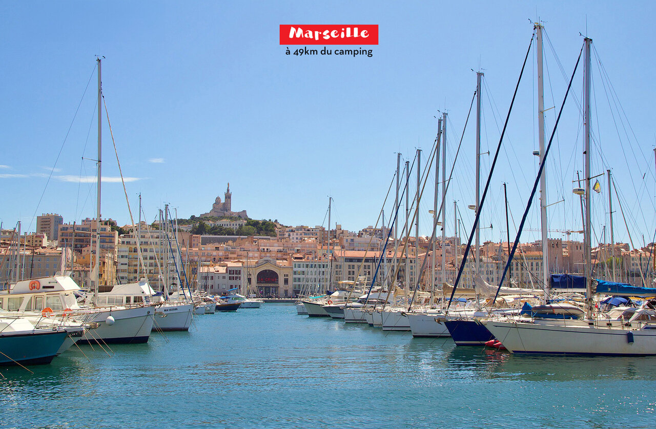 Puerto Viejo de Marsella con Notre-Dame de la Garde, lugar tur�stico en Provenza.