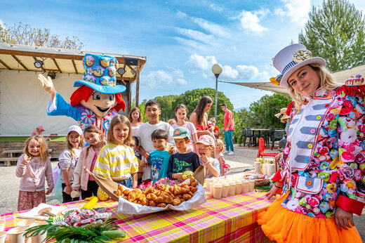Animación infantil, mascota y merienda en el camping CAPFUN Malissonne en LA CADIERE D'AZUR (83).