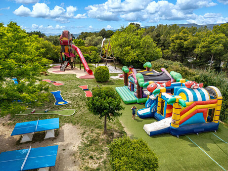 Estructuras hinchables en el camping CAPFUN Malissonne en LA CADIERE D'AZUR (83).