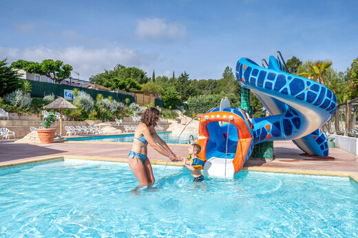 Piscina exterior, juegos acu�ticos y tobog�n en el camping CAPFUN Malissonne (83).