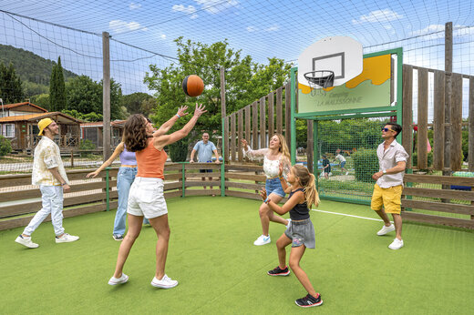 Cancha multideportiva y actividades deportivas en el camping CAPFUN Malissonne en LA CADIERE D'AZUR (83).