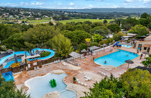 Vista a�rea piscinas y toboganes en camping CAPFUN Malissonne en LA CADIERE D'AZUR (83).