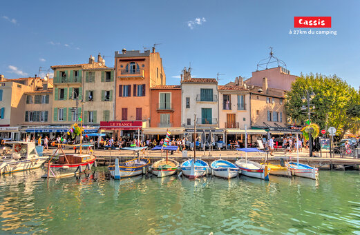 Puerto de Cassis con casas coloridas y barcos de pesca, Provenza-Alpes-Costa Azul.
