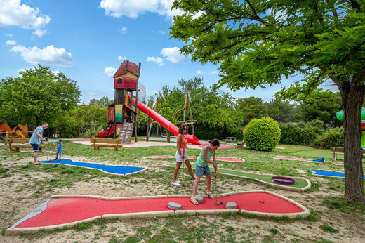 Minigolf colorido en camping CAPFUN Malissonne en LA CADIERE D'AZUR (83).