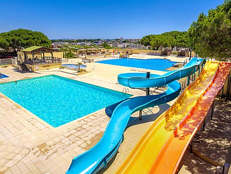 Piscinas exteriores, toboganes acuáticos en el camping VAGUES OCEANES Manoir de Balkos, Valras-Plage (34).