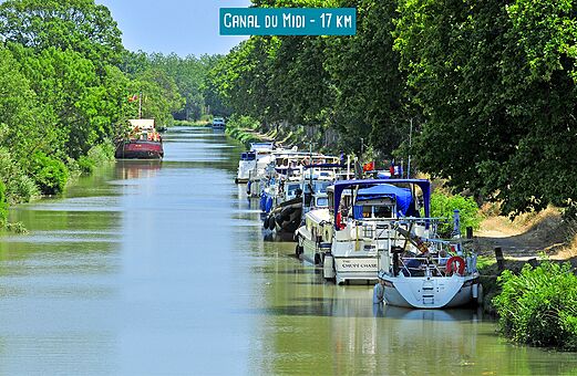 Barcos amarrados en el Canal du Midi, vía navegable histórica del sur de Francia.