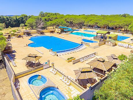 Piscinas exteriores, jacuzzis en el camping VAGUES OCEANES Manoir de Balkos en Valras-Plage (34).