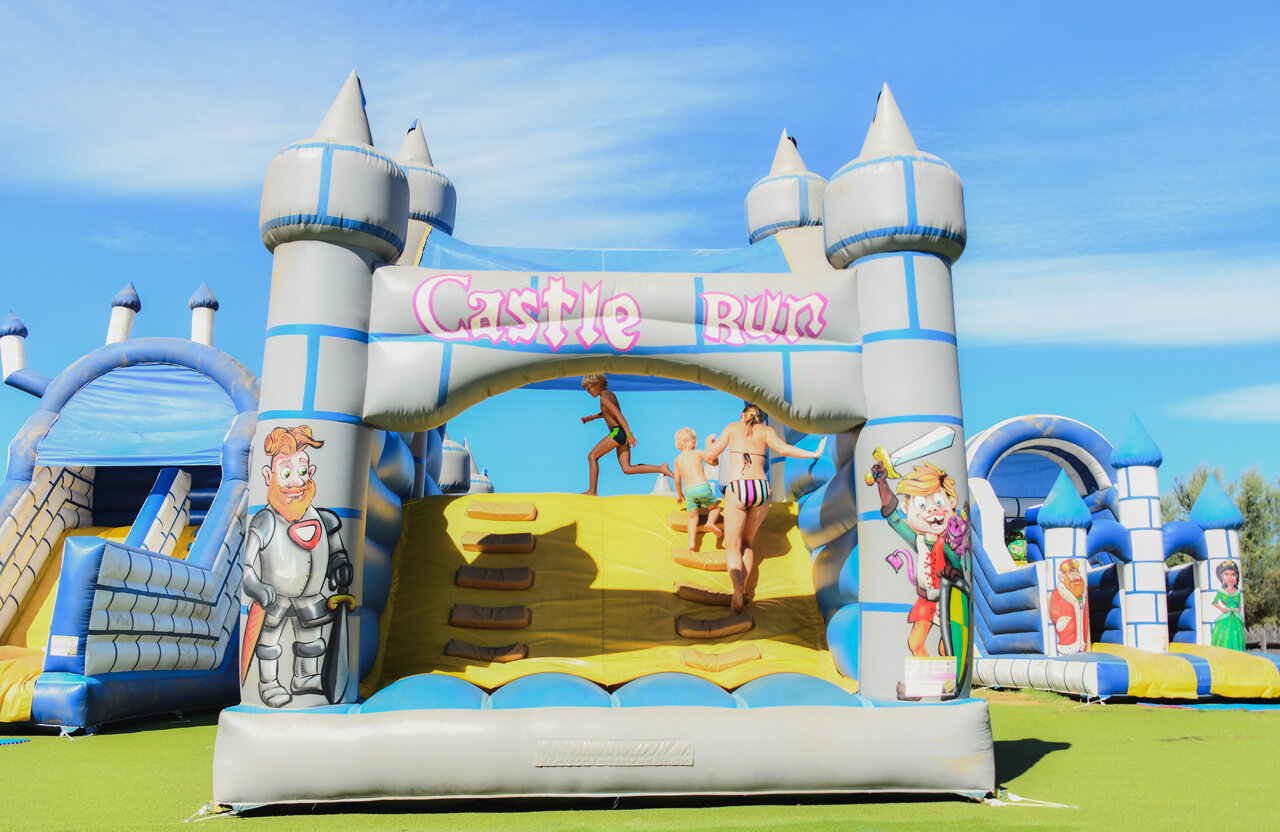 Pista hinchable Castle Run para todos en el camping CAPFUN Marina d'Al�ria en Aleria (20).