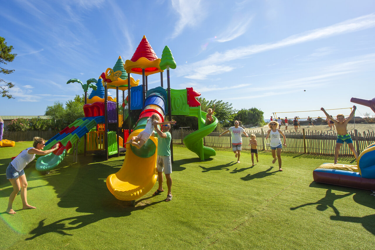 Parque infantil colorido, toboganes, familias, playa, camping CAPFUN Marina d'Al�ria en Aleria.