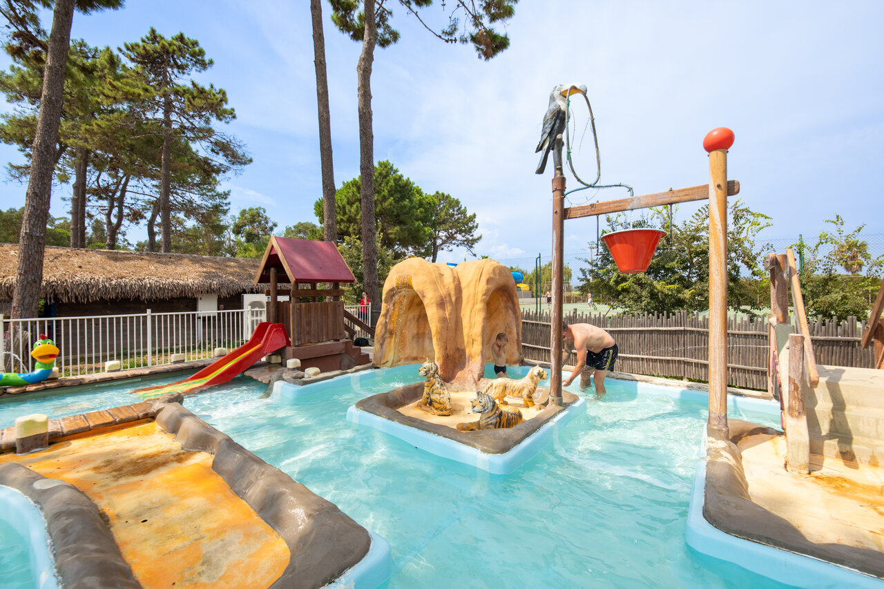 Piscina infantil, tobog�n en el camping CAPFUN Marina d'Al�ria en Aleria (20).
